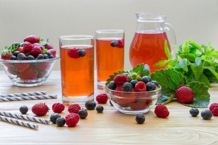 Компот из малины, клубники и голубики