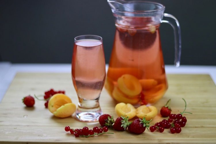 Компот из абрикосов, клубники и красной смородины