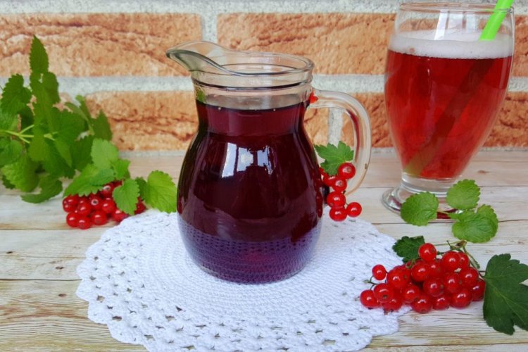 Компот из красной смородины с корицей