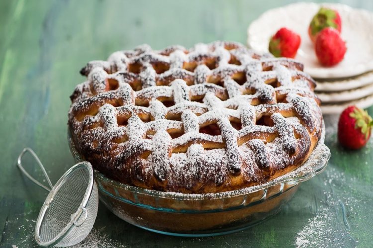 Пирог с клубникой на сухих дрожжах