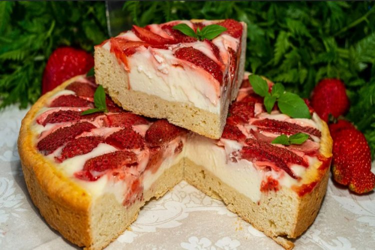 Пирог с клубникой и творожной начинкой