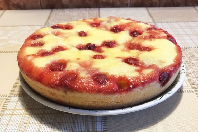 Пирог с клубникой на манке