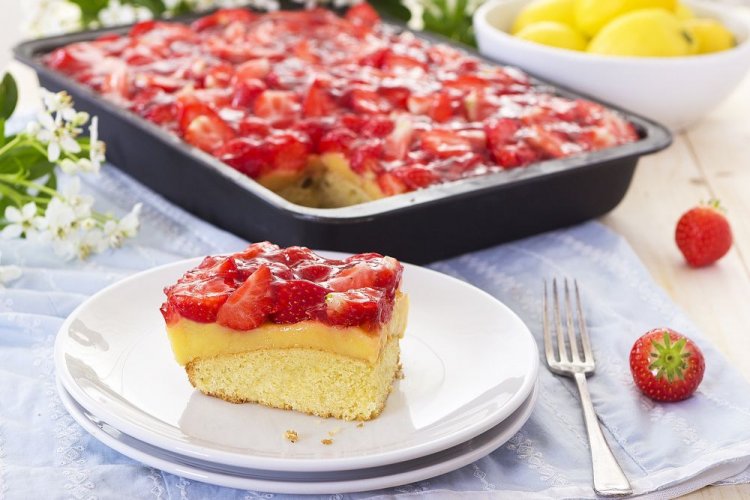 Клубничный пирог с прослойкой из заварного крема