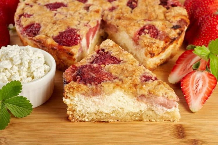 Песочный пирог с творогом и клубникой