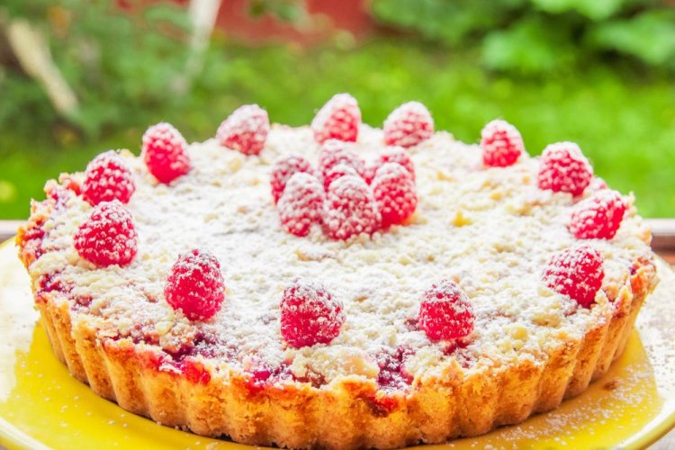 Пирог на сметане с малиной и штрейзельной крошкой