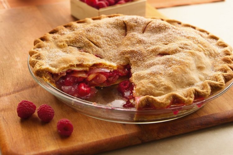 Закрытый пирог из песочного теста с малиной и яблоками