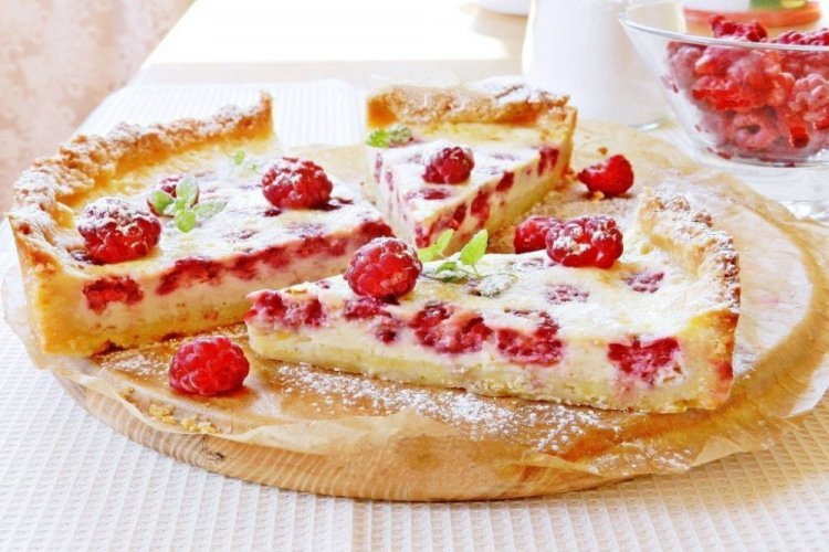 Песочный пирог с начинкой из творога, сметаны и малины
