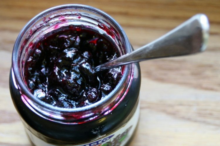 Конфитюр из черной смородины с целыми ягодами
