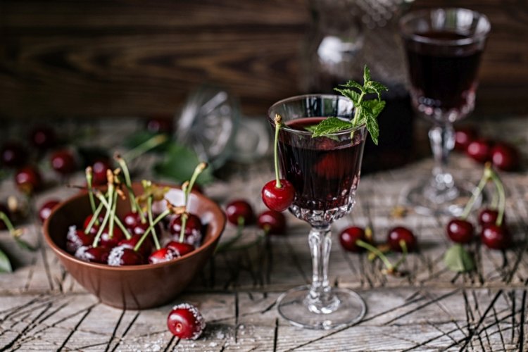 20 простых рецептов наливки из вишни