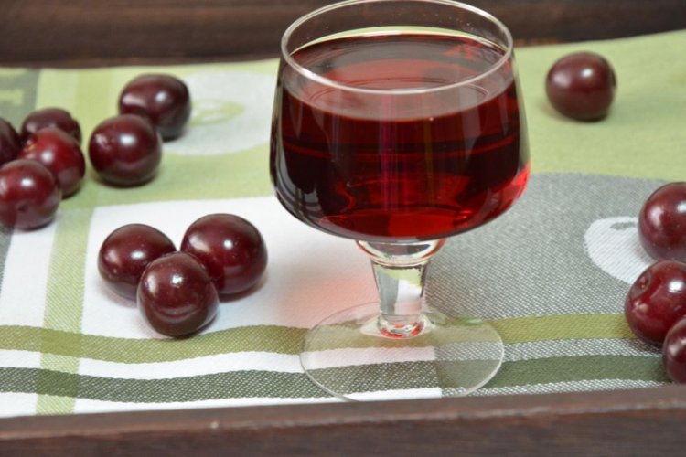 Наливка из вишни с корицей и белым ромом