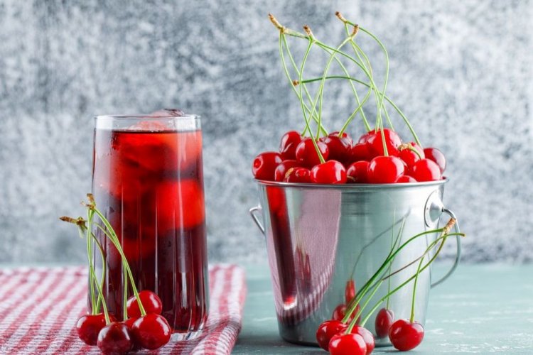 Сладкая наливка из вишни с мускатным орехом