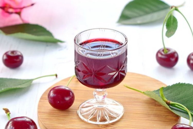 Вишневая наливка на ягодах и листьях