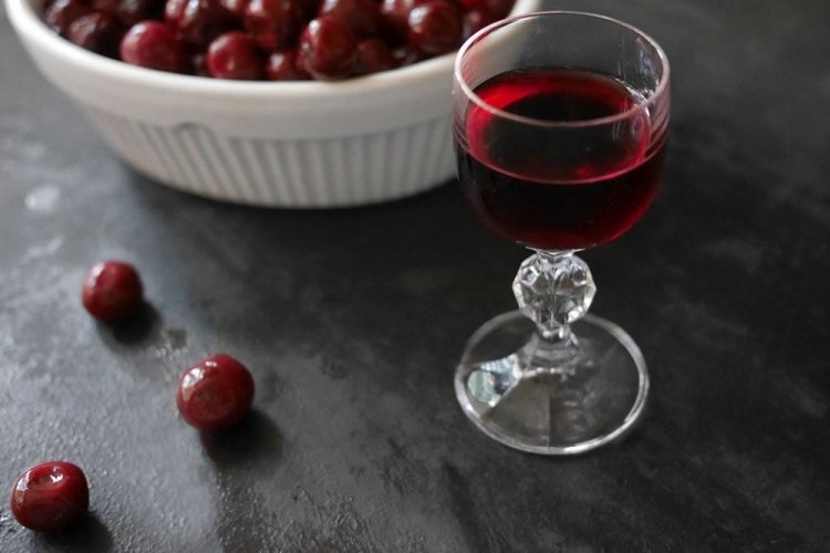 Домашняя наливка из вишни с косточками