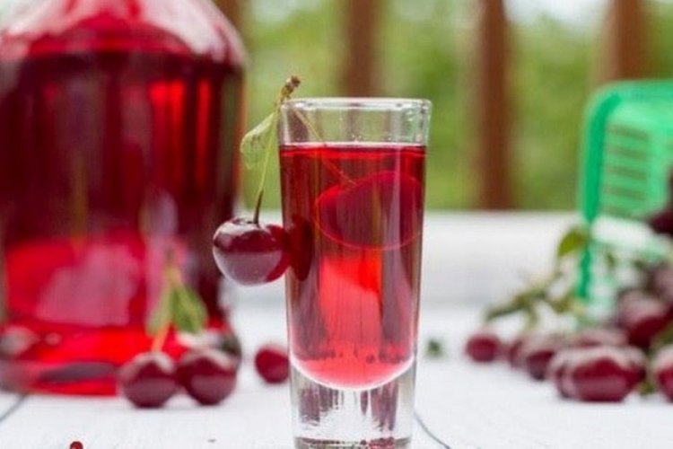 Вишневая наливка с медом и спиртом