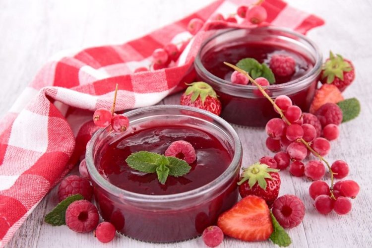 Сырое варенье из клубники, малины и красной смородины