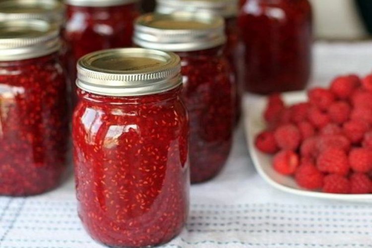 Малина с лимоном и сахаром без варки