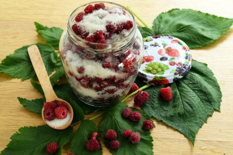 Малина целыми ягодами с сахаром