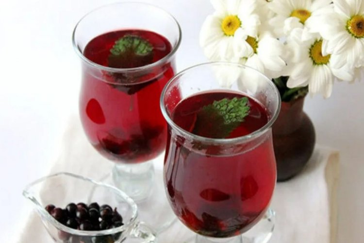 Настойка из черной смородины с мелиссой