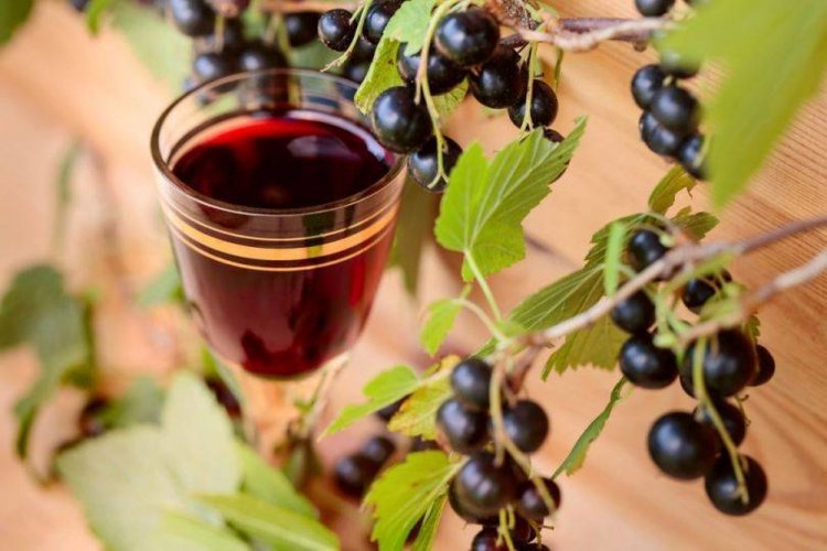 Настойка из черной смородины с лимоном