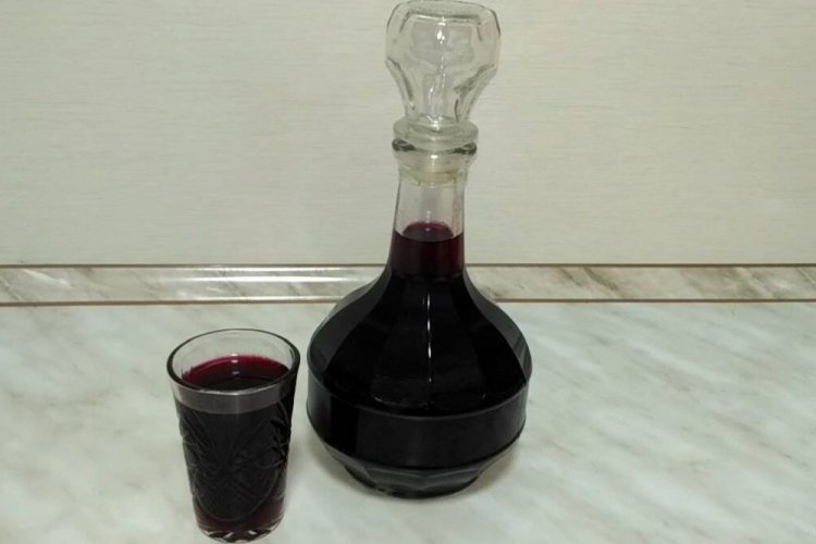 Настойка из черной смородины на дубовой щепе и коньяке