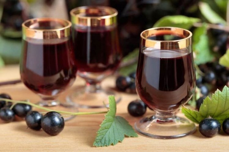 Сладкая настойка из черной смородины