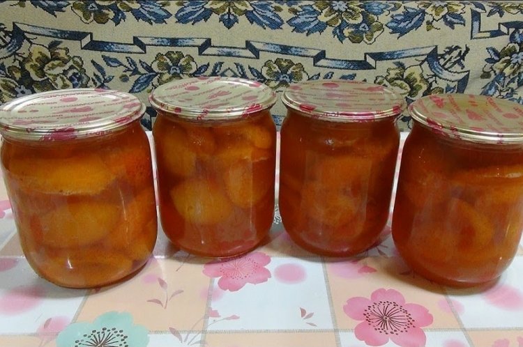 Желе с целыми половинками абрикосов