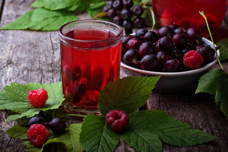 Морс из черной смородины с малиной