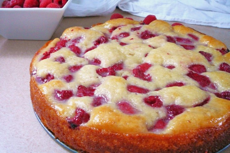 Заливной пирог с малиной и вишней