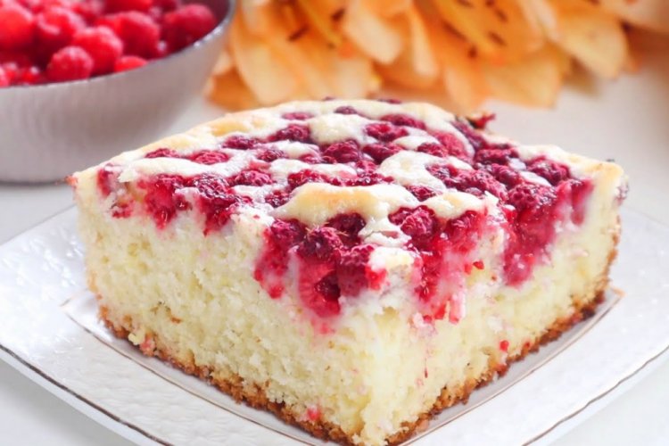 Заливной пирог с малиной без яиц