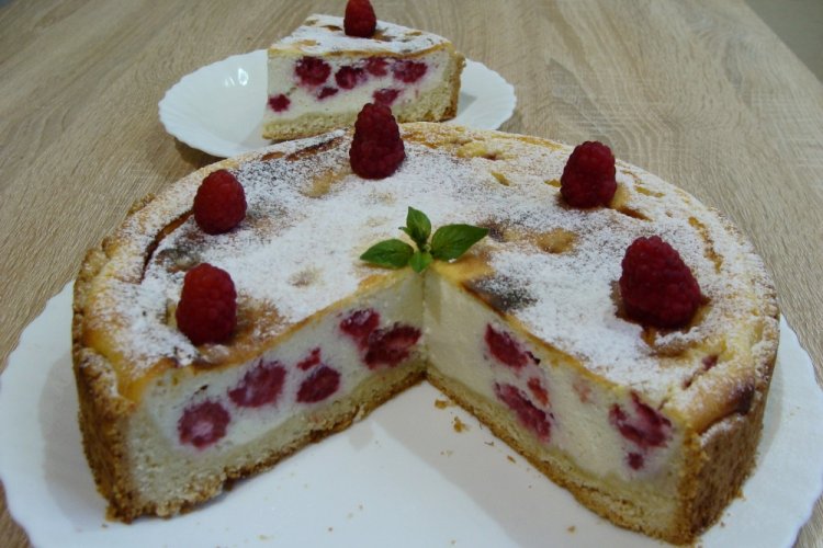 Заливной пирог с малиной и творогом