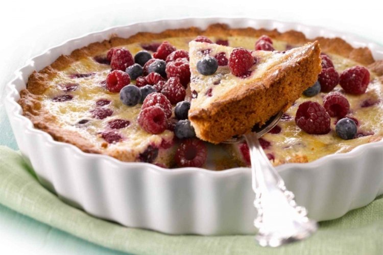 Заливной пирог с малиной и черникой