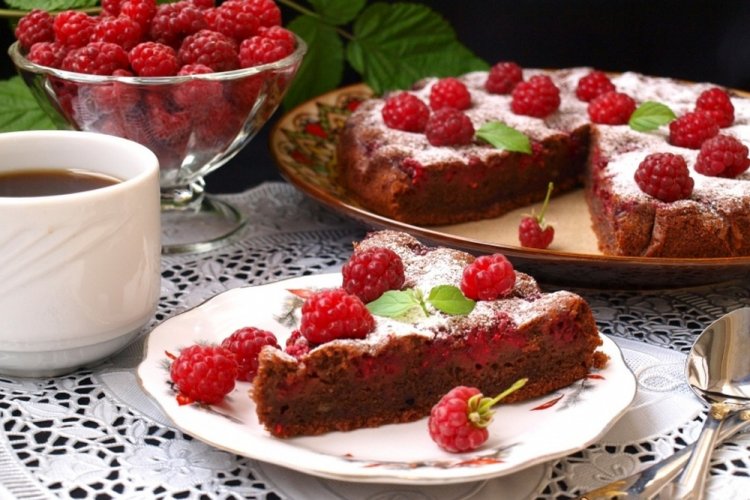 Шоколадный заливной пирог с малиной