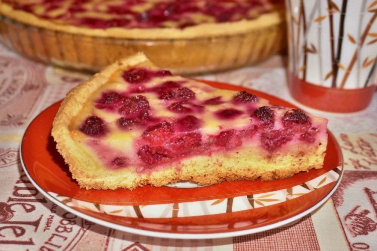 Заливной пирог с малиной на рисовой муке