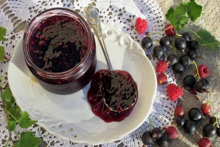 Варенье из малины, ирги и черной смородины
