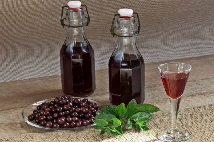 Вино из замороженного крыжовника и мяты