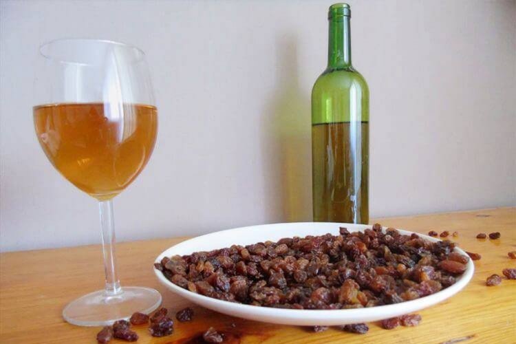 Вино из белой смородины с изюмом