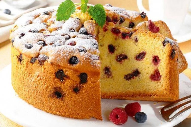 Шарлотка с малиной и черникой