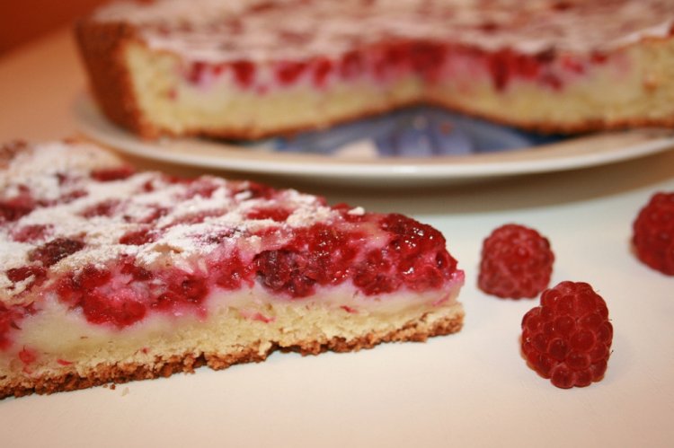 Шарлотка с творогом и малиной