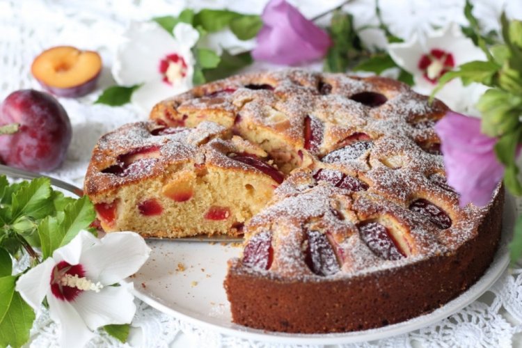 Шарлотка с малиной и сливами