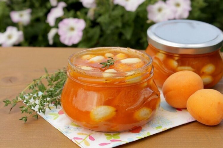 Варенье из абрикосов с миндалем