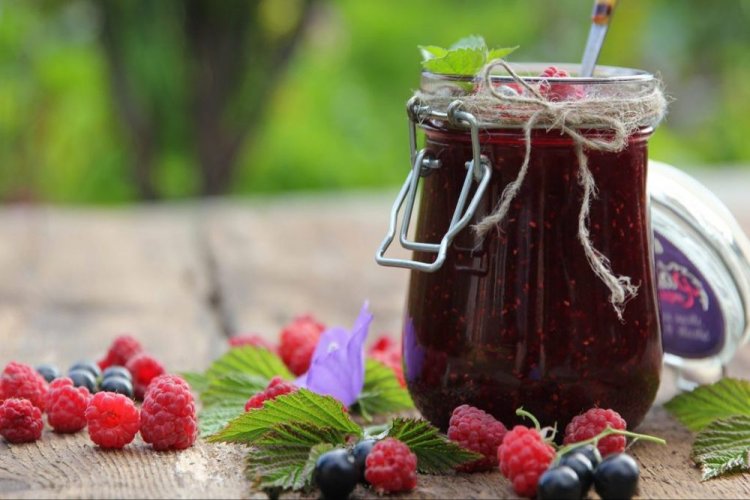 Черная смородина с малиной и сахаром без варки