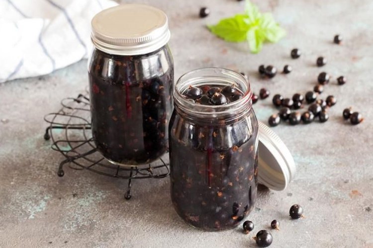 Целые ягоды черной смородины в сладком сиропе на зиму