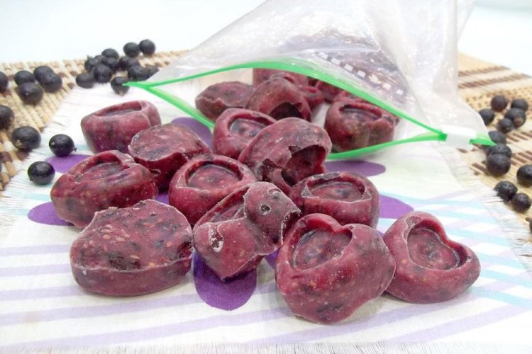 Черная смородина с сахаром в формочках для льда