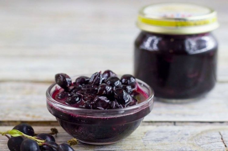 Черная смородина с сахаром и корицей на зиму