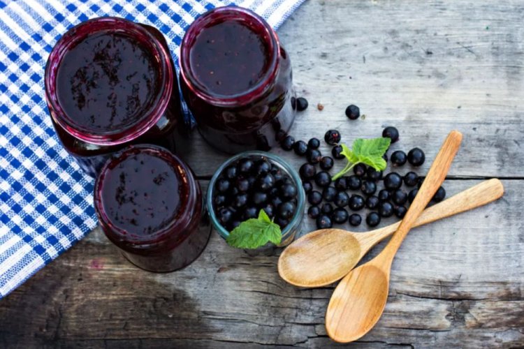 Черная смородина с лимонным соком и сахаром без варки