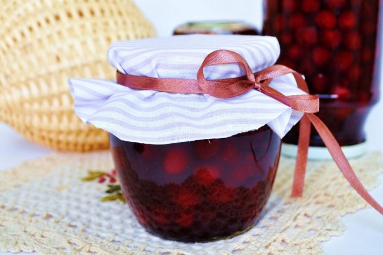 Вишня с косточкой в желе