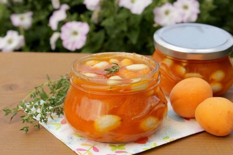 Варенье из половинок абрикосов с миндалем