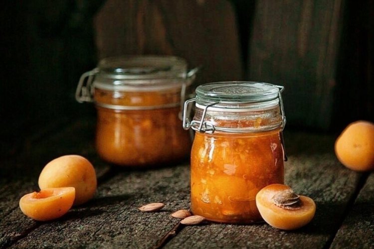 Абрикосовое варенье с миндалем и ванилью