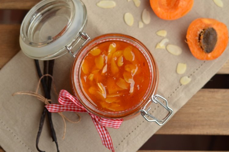 Варенье из абрикосов с миндальными хлопьями