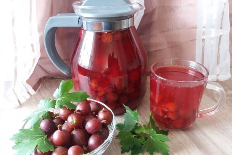 Компот из крыжовника и черной смородины с мятой